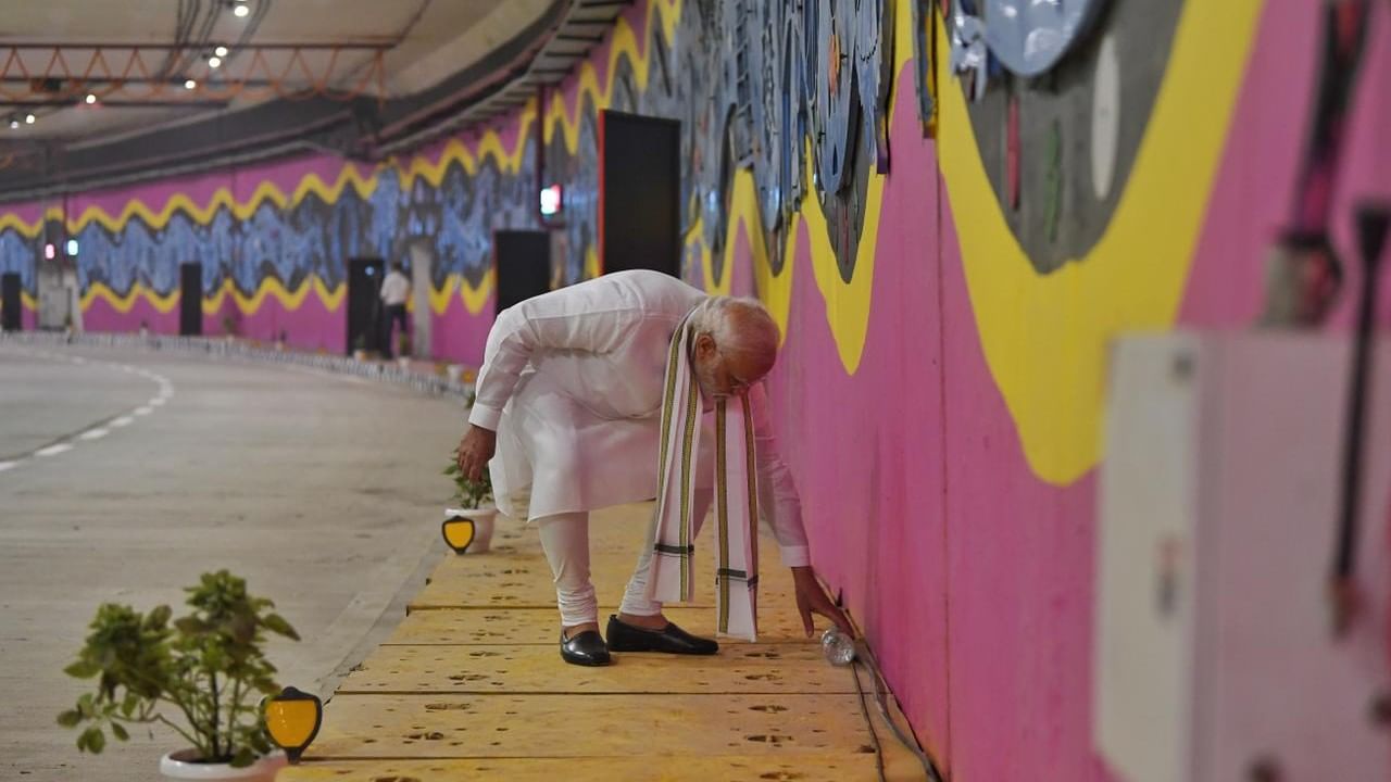 PM Modi Plogging in ITPO Tunnel : কুড়িয়ে নিলেন পড়ে থাকা বোতল, 'স্বচ্ছ ভারত' রূপায়ণে ময়দানে খোদ প্রধানমন্ত্রী