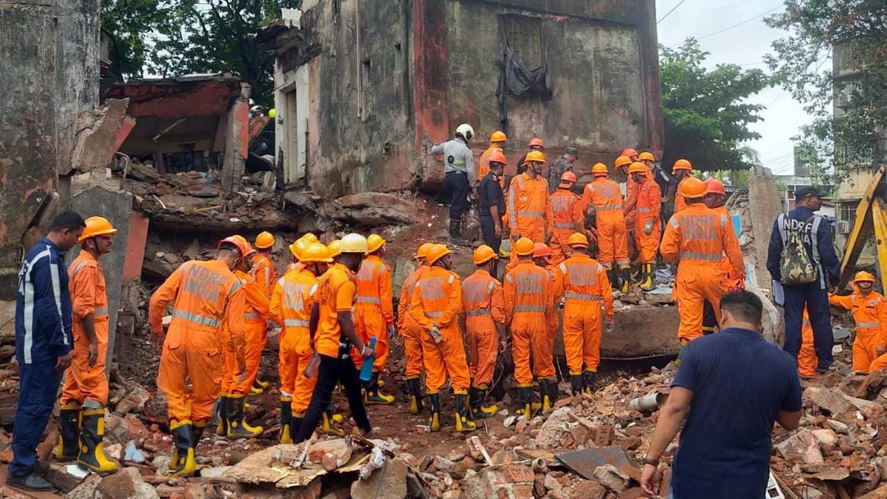 Mumbai Building Collapse : মুম্বইতে ভেঙে পড়ল বহুতল, ধ্বংসস্তূপে চাপা পড়ে মৃত ১
