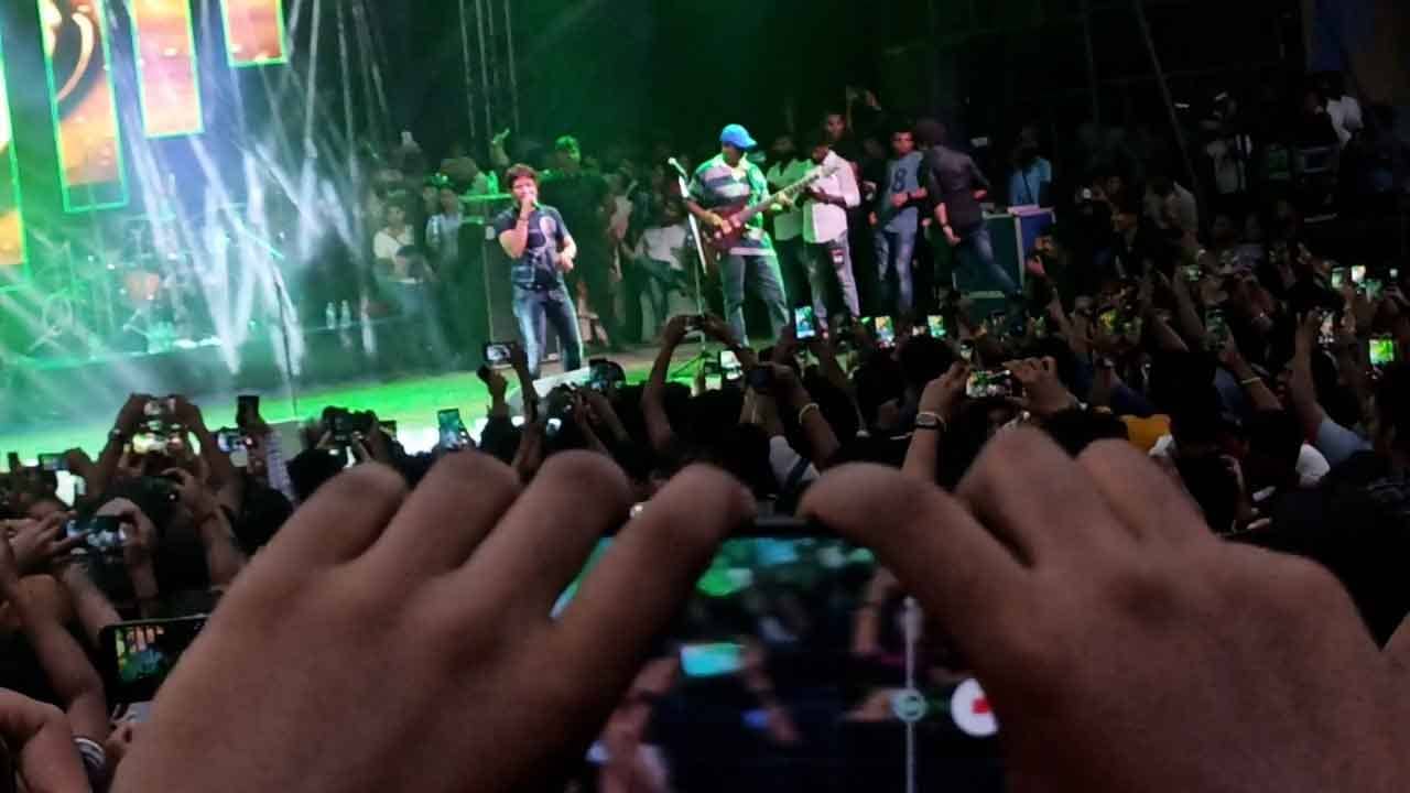 Singer KK Death: KK-র মঞ্চে আড়াই হাজার ছাপিয়ে ৭ হাজার দর্শক, বিকল বাতানুকূল যন্ত্র; নেপথ্যে কি উদ্যোক্তাদের উদাসীনতা?