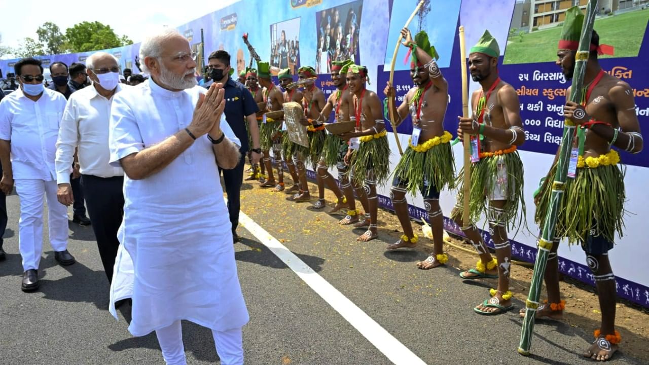 PM Modi in Gujarat: 'পরিশ্রমের কাজ, আগ্রহই ছিল না কংগ্রেসের', নিজ রাজ্যে আদিবাসীদের মাঝে প্রধানমন্ত্রী মোদী