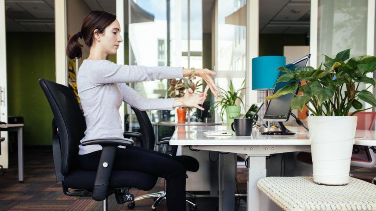 Office Chair Yoga: জিমে ব্যায়াম এখন অতীত! পাঁচতলা অফিস পুরোটাই 'চেয়ার যোগা'