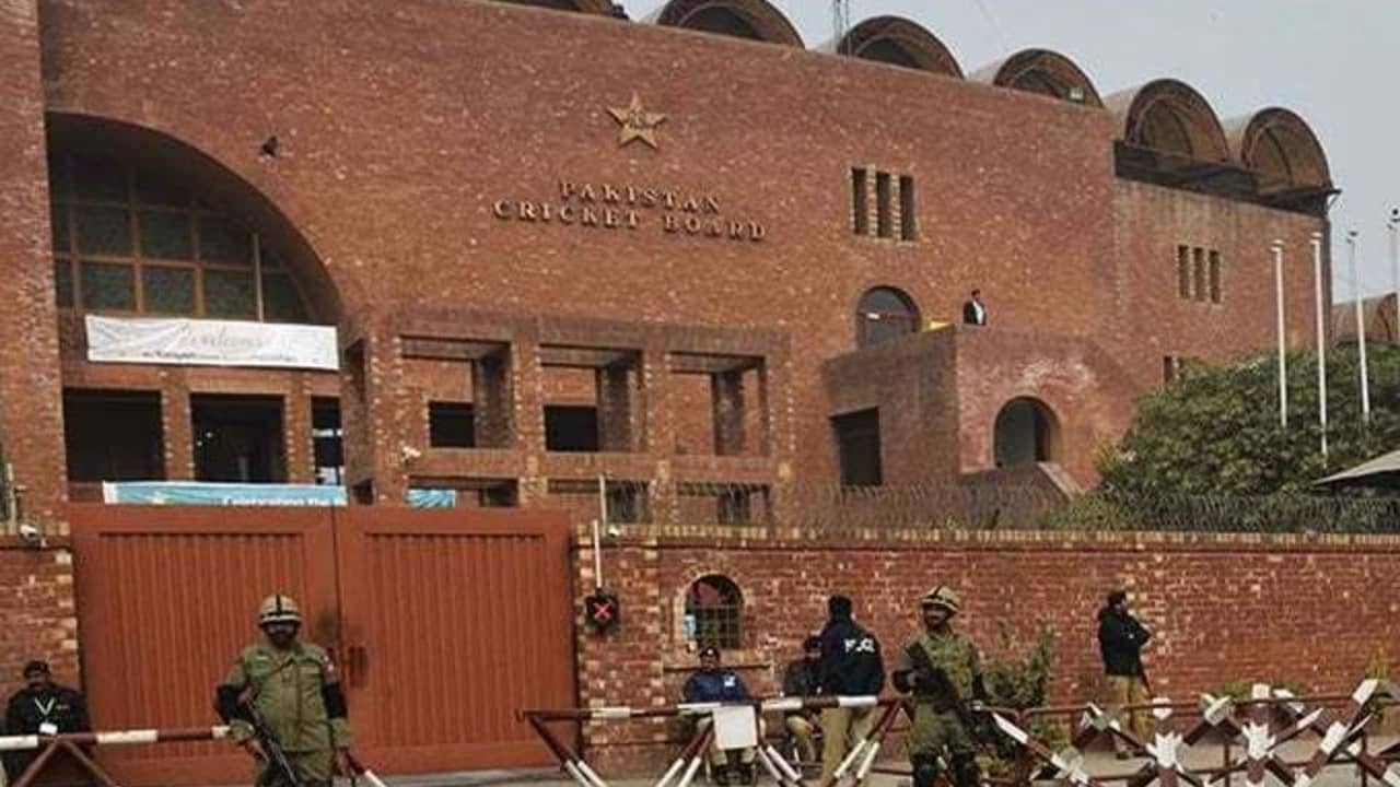 PAKISTAN CRICKET: চাকরির প্রতিশ্রুতি দিয়ে শ্লীলতাহানি মহিলা ক্রিকেটারের, নির্বাসিত ওয়াকার ইউনিসের সতীর্থ