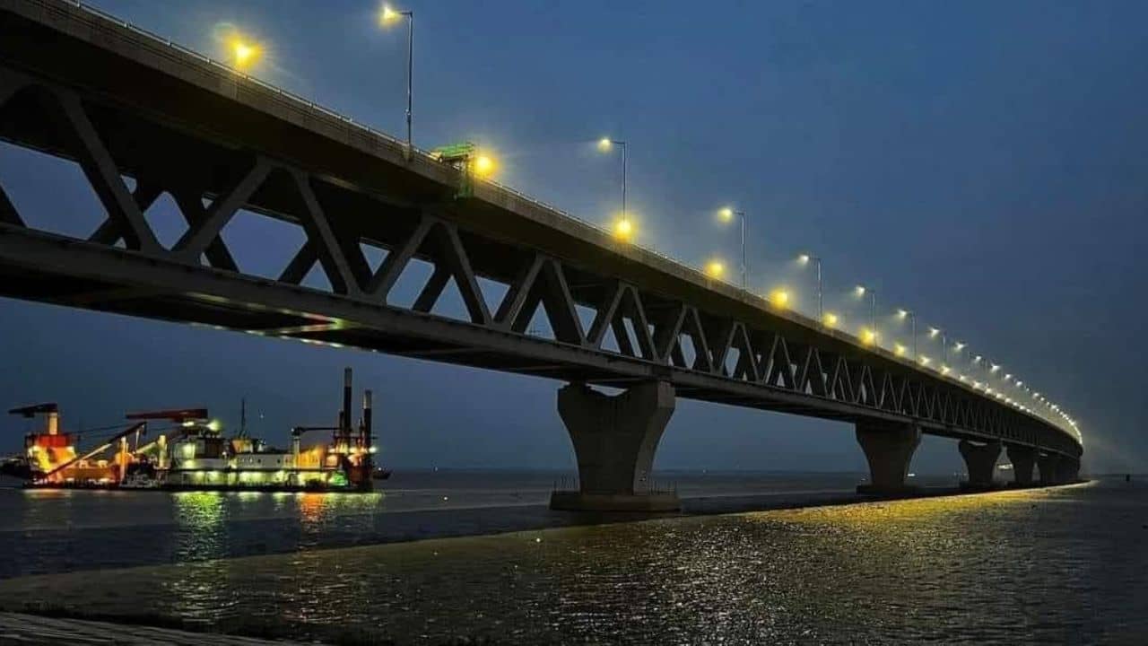 Bangladesh News: পদ্মা সেতুতে প্রস্রাব করতে করতে ছবি তুলতে চাই, আবার নতুন বিতর্ক