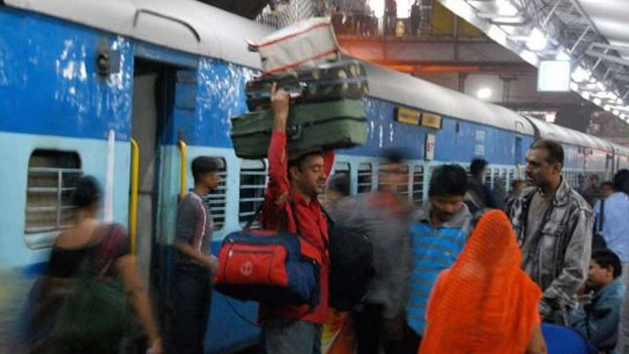 Indian Railway Luggage Rules বিমানের পথেই হাঁটতে চলেছে রেল, এবার বেশি ওজনের মাল নিয়ে যাত্রা