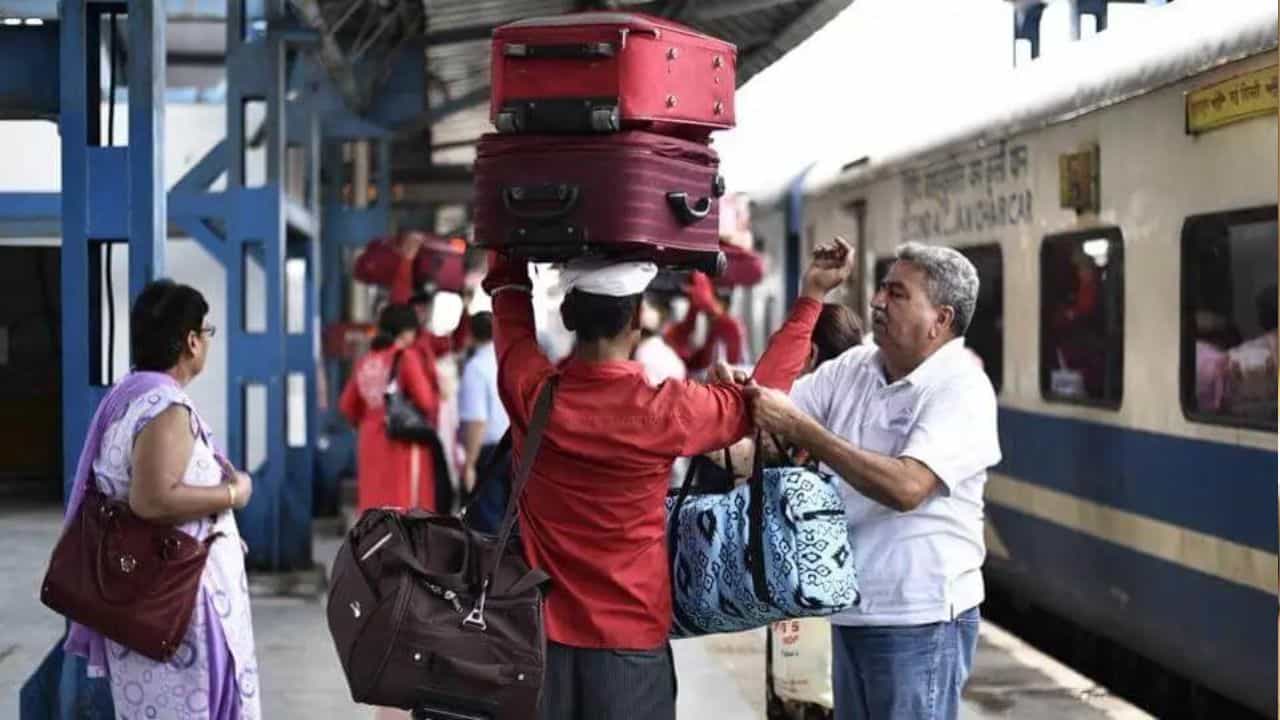 Railway luggage rule: রেলের নতুন নিয়ম! বেশি লাগেজ হলেই দিতে হবে ছ’গুণ বেশি জরিমানা Railway luggage rule: রেলের নতুন নিয়ম! বেশি লাগেজ হলেই দিতে হবে ছ’গুণ বেশি জরিমানা