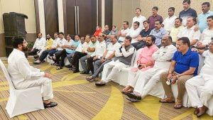 Rebel Shiv Sena MLA: বিদ্রোহ করে বিপাকে! খারিজ হতে পারে ১৬ বিধায়কের সদস্যপদ