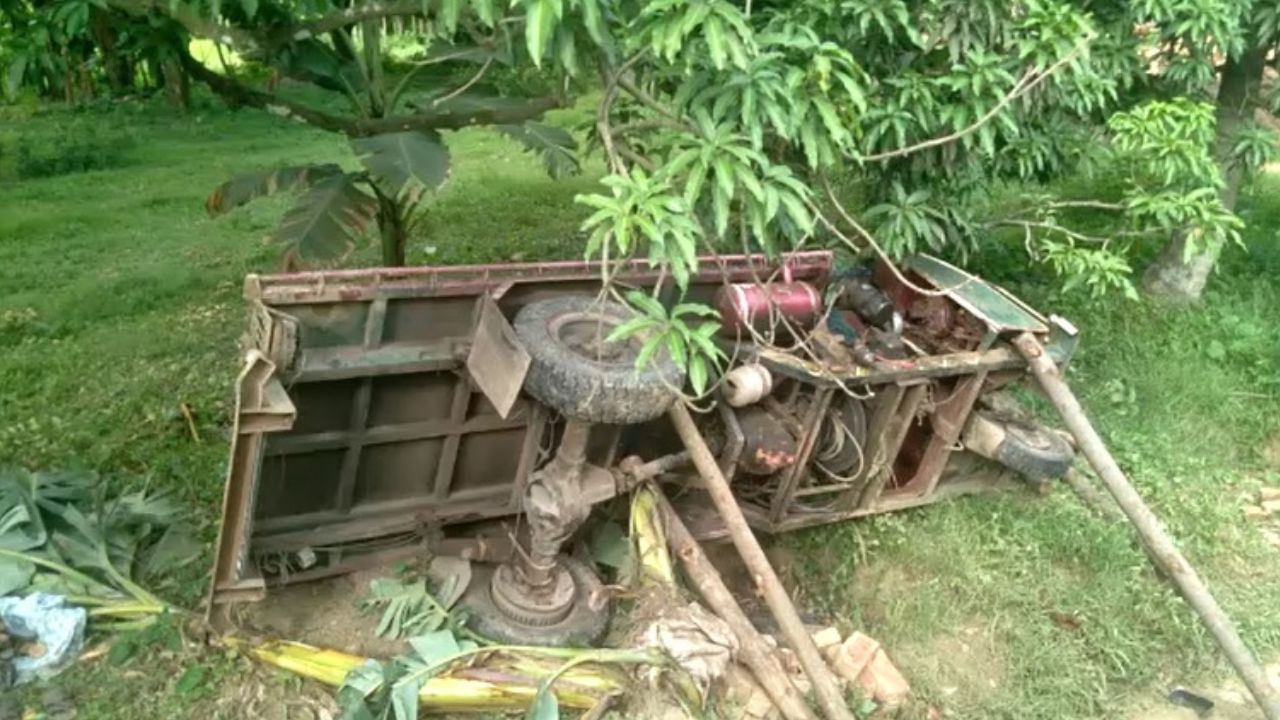 Basirhat news: সাত সকালে নিয়ন্ত্রণ হারিয়ে নয়ানজুলিতে পড়ল ইঞ্জিন ভ্যান, মৃত ৩