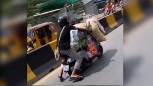 Viral Video : মালপত্রে ঠাসা, শেষমেশ এইভাবে চালালেন বাইক, হা করে দেখল নেটপাড়া