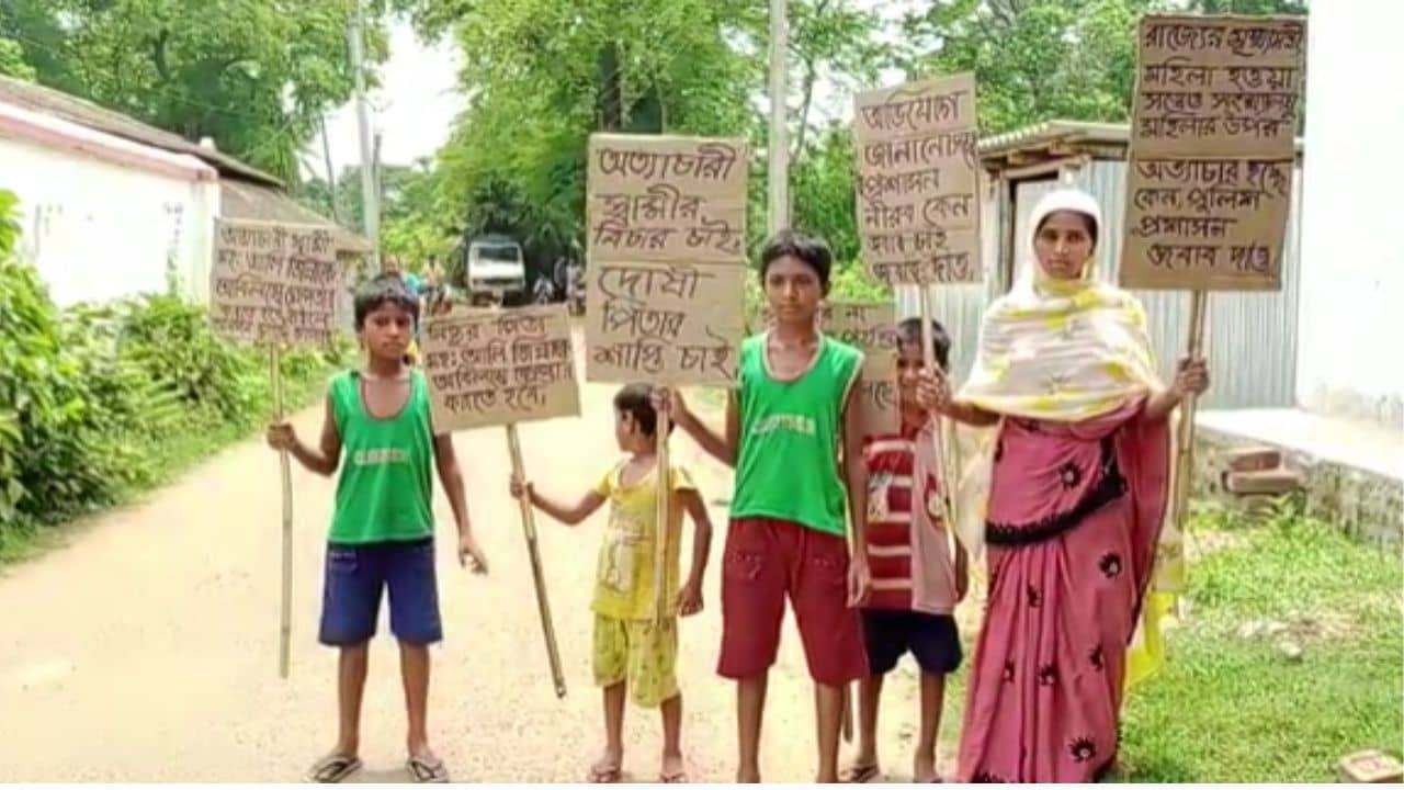 Sabang Poster: স্বামী ধরেছেন অন্য মহিলার হাত, মুখ্যমন্ত্রীকে দুষে থানার সামনেই চার সন্তানকে নিয়ে ধর্নায় স্ত্রী