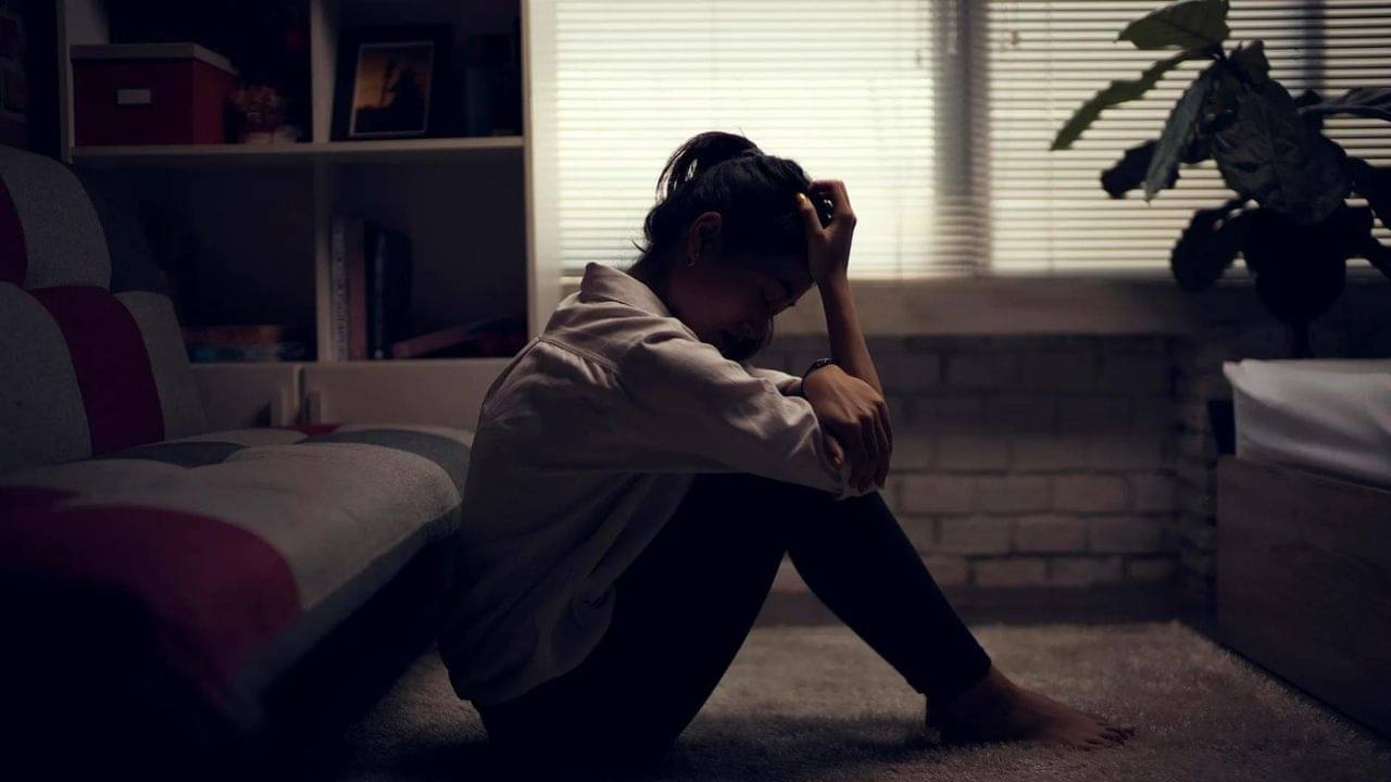 Shani Mahadasha: জীবনের সমস্ত কাজে দুর্ভোগ পোয়াতে হচ্ছে? লক্ষণ মিলিয়ে দেখুন তো শনির সাড়েসাতি কি না?