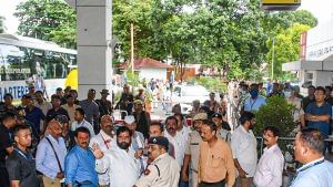 Maharashtra Crisis: সরকার গঠনের জন্য জরুরি বৈঠকে বসছে বিজেপি, এদিকে রাজ্যে আসতে বারণ বিক্ষুদ্ধ বিধায়কদেরই!