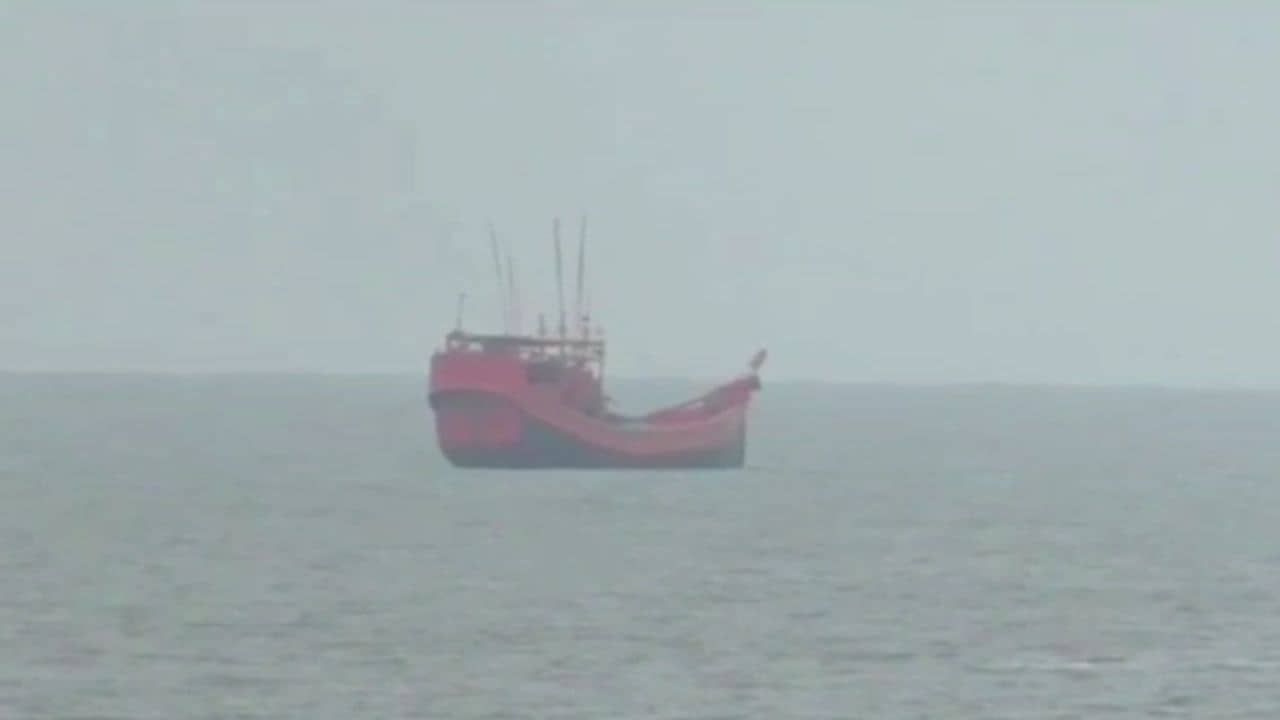 South 24 pargana: ইলিশ ধরতে গিয়ে বিপত্তি, মরশুমের শুরুতে সমুদ্রে গিয়ে ডুবে গেল মৎস্যজীবী সমেত ট্রলার