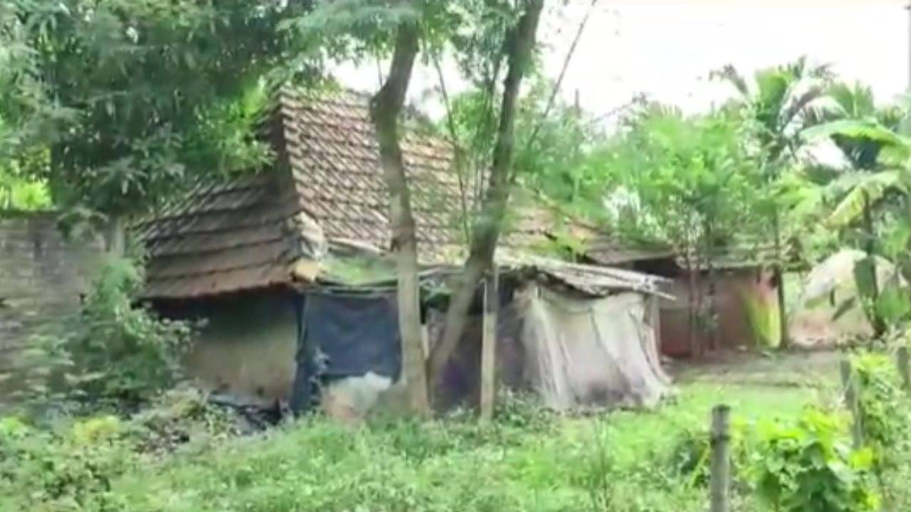 South 24 pargana: নিম্নাঙ্গে নেই পোশাক, অন্ধকার ঘরেই কি না শেষমেশ... খালি বাড়িতে মেয়ের অবস্থায় স্তম্ভিত বাবা