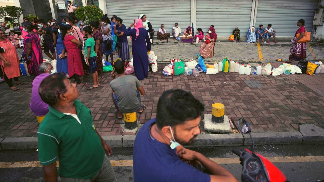 Sri Lanka Crisis: কয়েকমাস বাদে আর ফসলও ফলবে না! ফের ভারতের কাছেই হাত পাতল শ্রীলঙ্কা