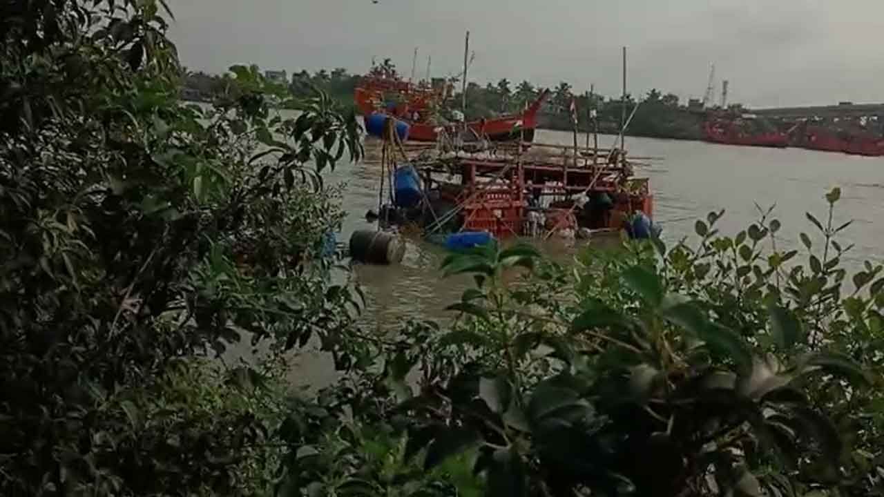 South 24 Parganas Trawler Sunk: পূর্ব মেদিনীপুরের পর এবার নামখানা, মাঝ নদীতে উল্টে গেল মৎস্যজীবীদের ট্রলার