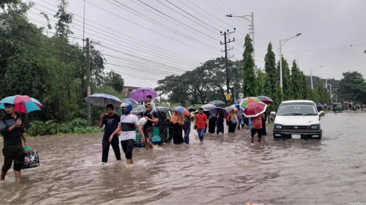 Sylhet Flood: বাংলাদেশের সিলেটে ভয়াবহ বন্যা পরিস্থিতি! উদ্ধারকাজে নেমেছে নৌবাহিনী