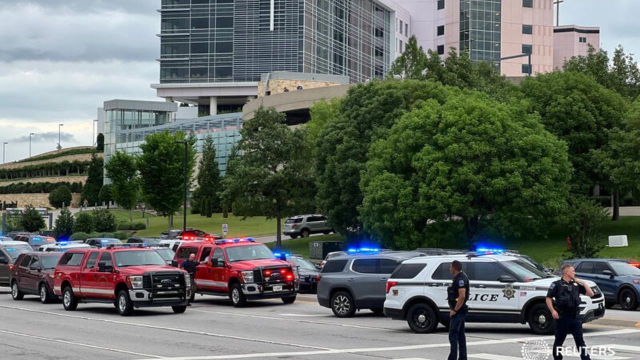 Tulsa hospital Gunman Attack: মার্কিন মুলুকে আবার বন্দুকবাজ-হানা! তাণ্ডবের বলি ৪