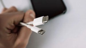 EU Mandates USB-C: সব ফোনে বাধ্যতামূলক একই চার্জার, ইউরোপের নয়া আইনে মহা ফাঁপড়ে অ্যাপল