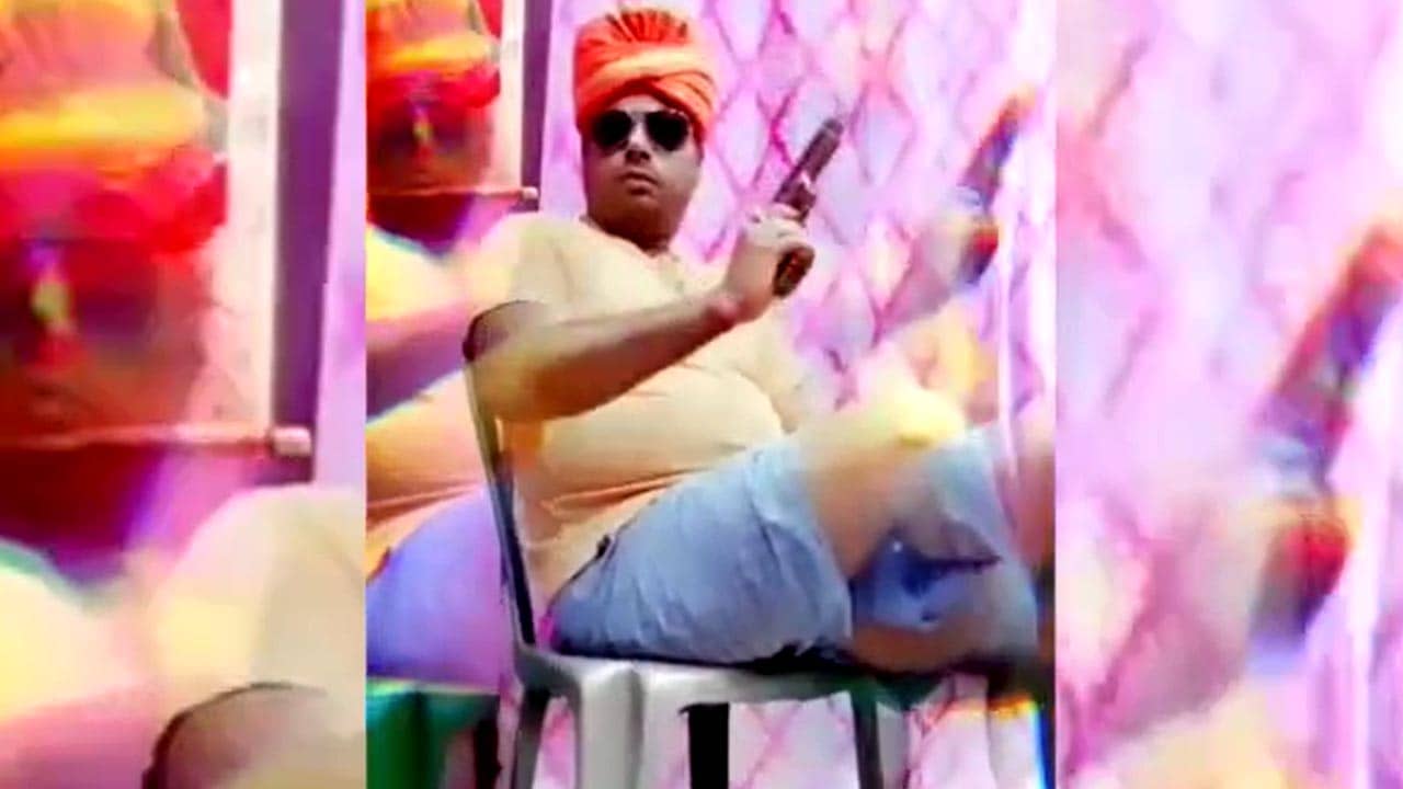 Trinamool-Congress: তৃণমূল পুরপ্রধানের ছেলের বন্দুক হাতে ভিডিয়ো ভাইরাল! অভিযুক্তের দাবি বন্দুক নয়, তবে ওটা কী?