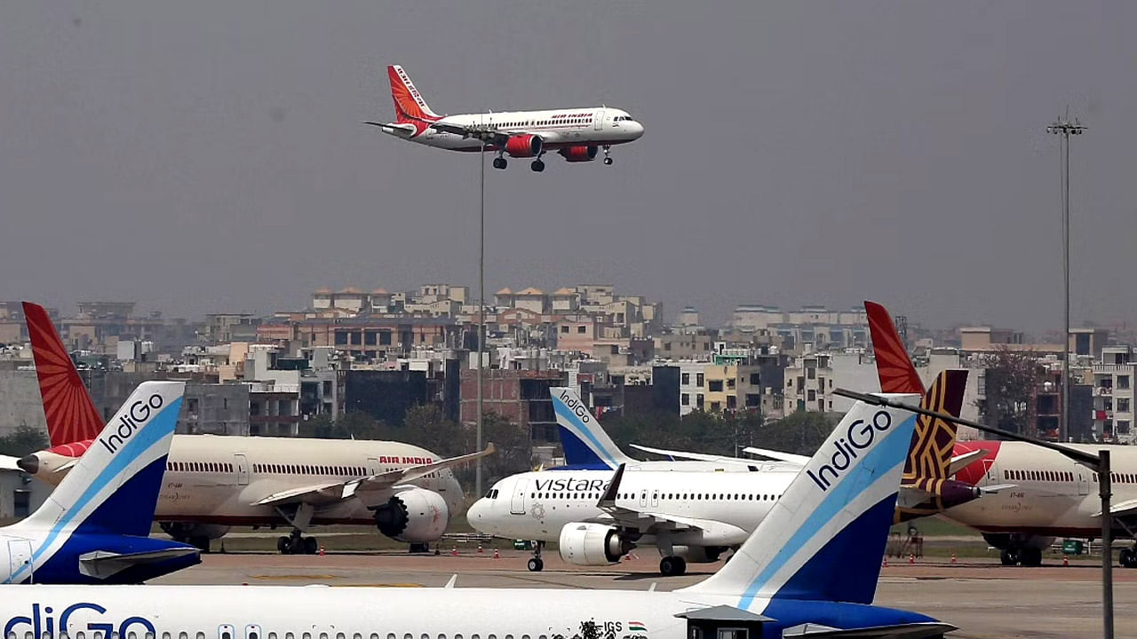 Air India Flight: জ্বালানি ট্যাঙ্কে ফুটো, উড়ান শুরু আগে বিপদ ঘণ্টা বাজল কলকাতা- দিল্লিগামী বিমানে