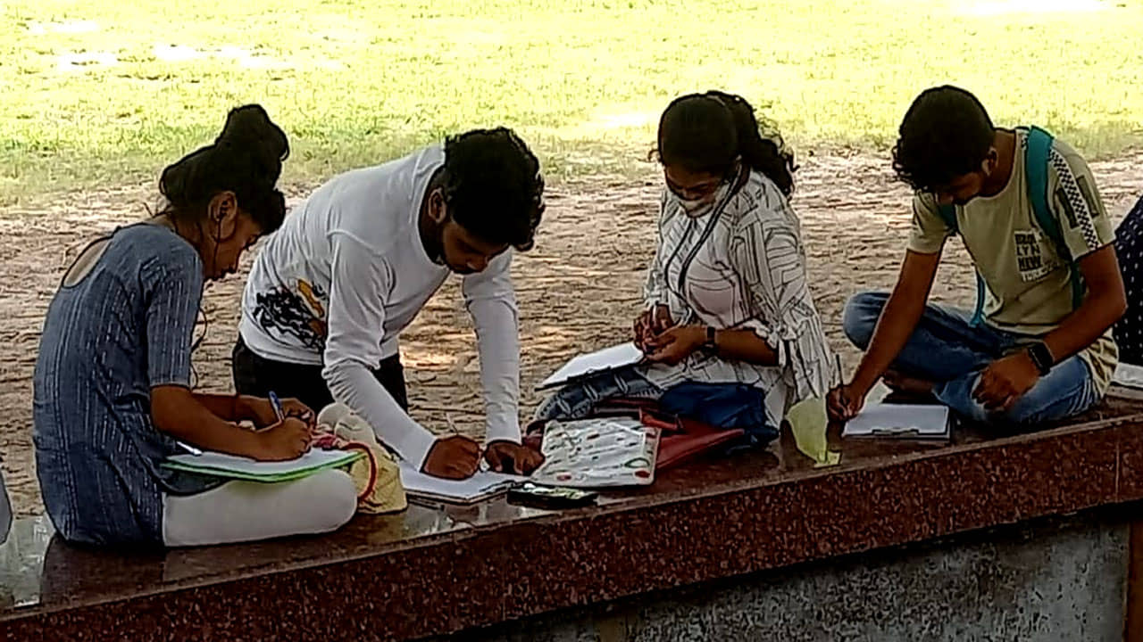 Online Exam: এ কেমন পরীক্ষা! গুগল খুলে চলছে দেদার টোকাটুকি, পার্কে বসে প্রেমিকার হয়ে টুকছেন প্রেমিক