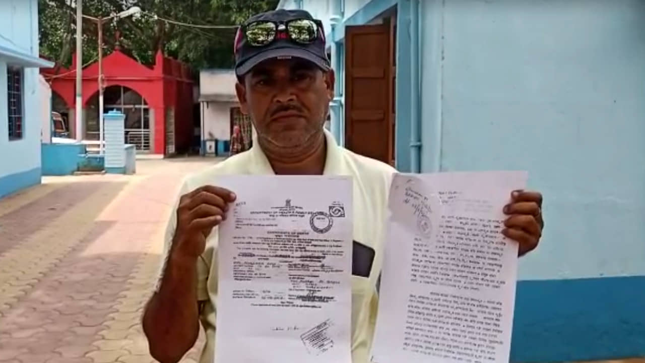 Extramarital affair : পরকীয়ায় কাটছে জীবন! জীবিত স্বামীকে ‘মৃত’ দেখিয়ে লক্ষ লক্ষ টাকা আত্মসাৎ করে গা ঢাকা স্ত্রীর