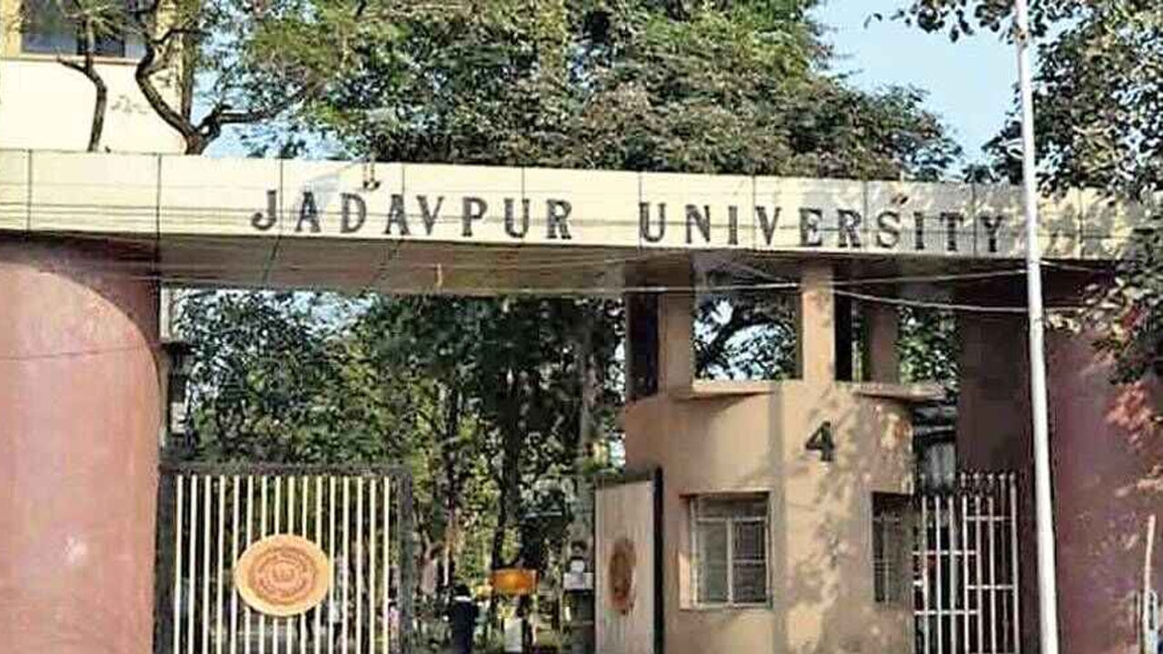Molestation in Jadavpur University: ঘরে ডেকে জোর করে গালে চুমু! যাদবপুর বিশ্ববিদ্যালয়ের অধ্যাপকের বিরুদ্ধে ধর্ষণের চেষ্টার অভিযোগ ছাত্রীর