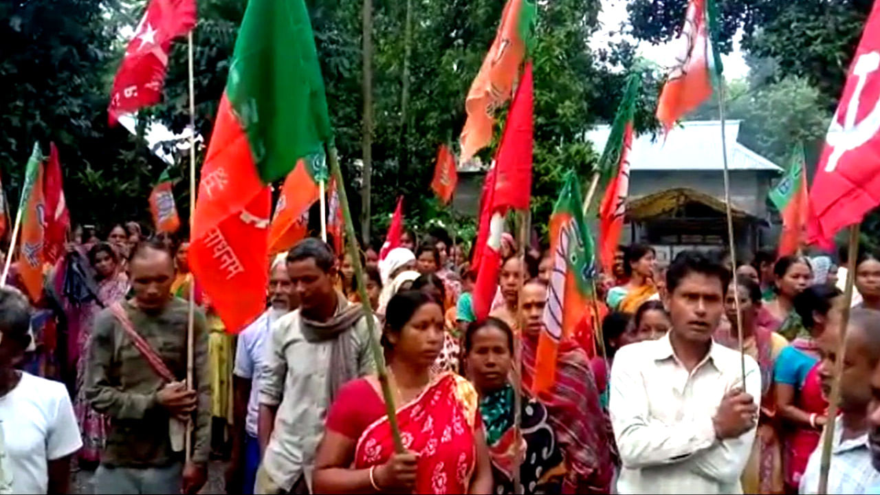 একসঙ্গে উড়ছে লাল-গেরুয়া ঝান্ডা, একযোগে স্লোগান দিচ্ছেন TMC-BJP কর্মীরা! এ কী হচ্ছে বাংলার মাটিতে?