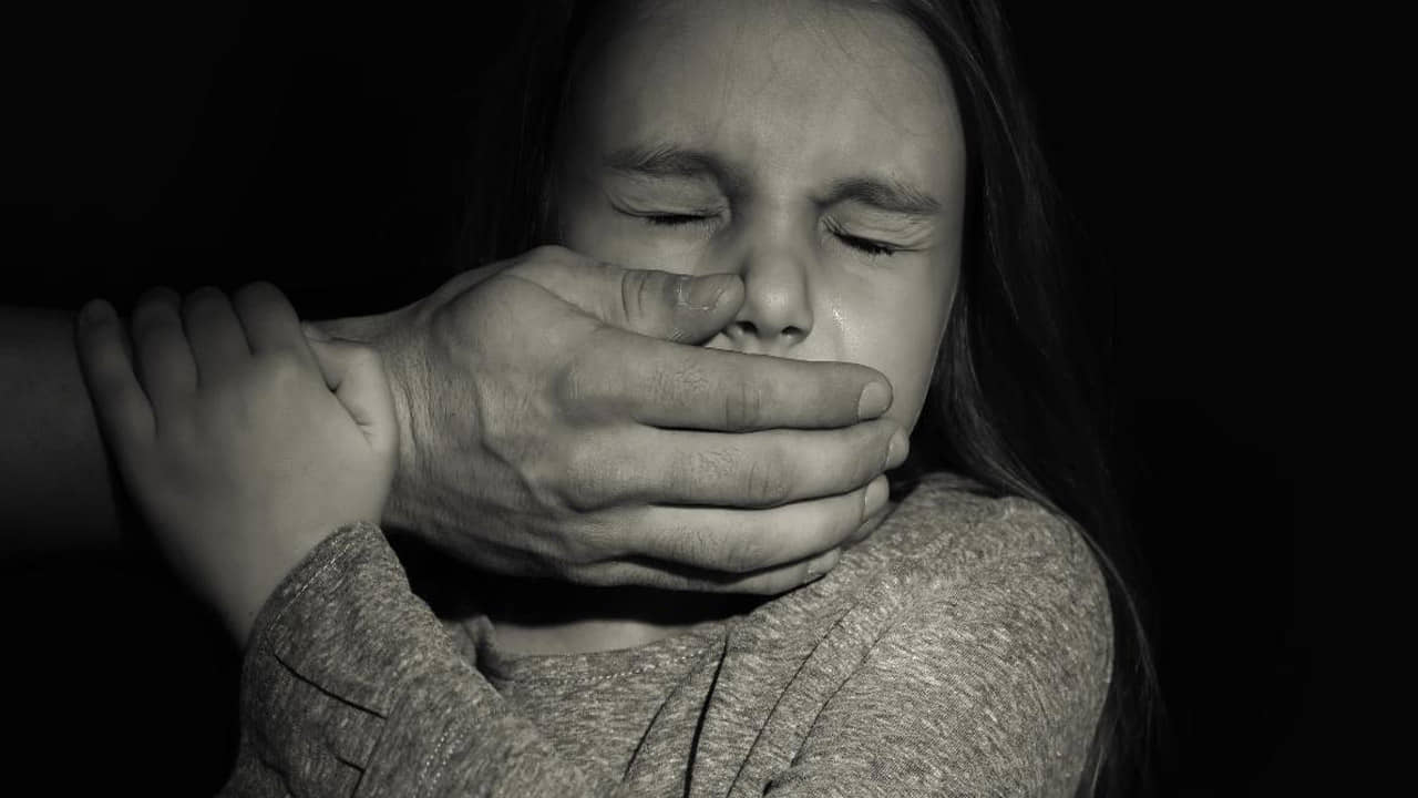 Sexual abuse: শিক্ষকের যৌন লালসার শিকার নাবালিকা, আঁকা শেখানোর নামে ছাত্রীর সঙ্গে যা করলেন শুনলে শিউরে উঠবেন