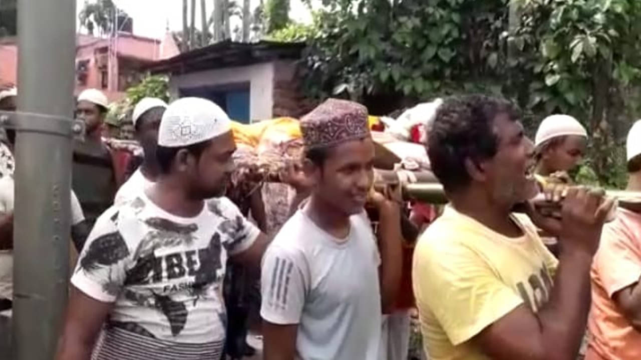 Communal Harmony: হাওড়ায় সম্প্রীতি, টাকা নেই বলে সন্তোষের সৎকারে নামাবলী, ফুল, খই কিনে কাঁধও দিলেন নাসিরুদ্দিনরা