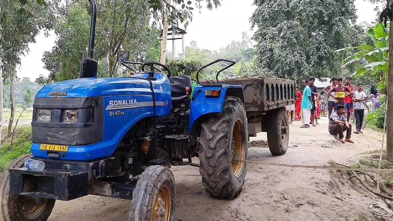 Road Accident: মামার বাড়ি ঘুরতে এসে আর হল না ফেরা, রাস্তায় বেরতেই ট্রাক্টরের চাকায় পিষ্ঠ ৪ বছরের শিশুকন্যা