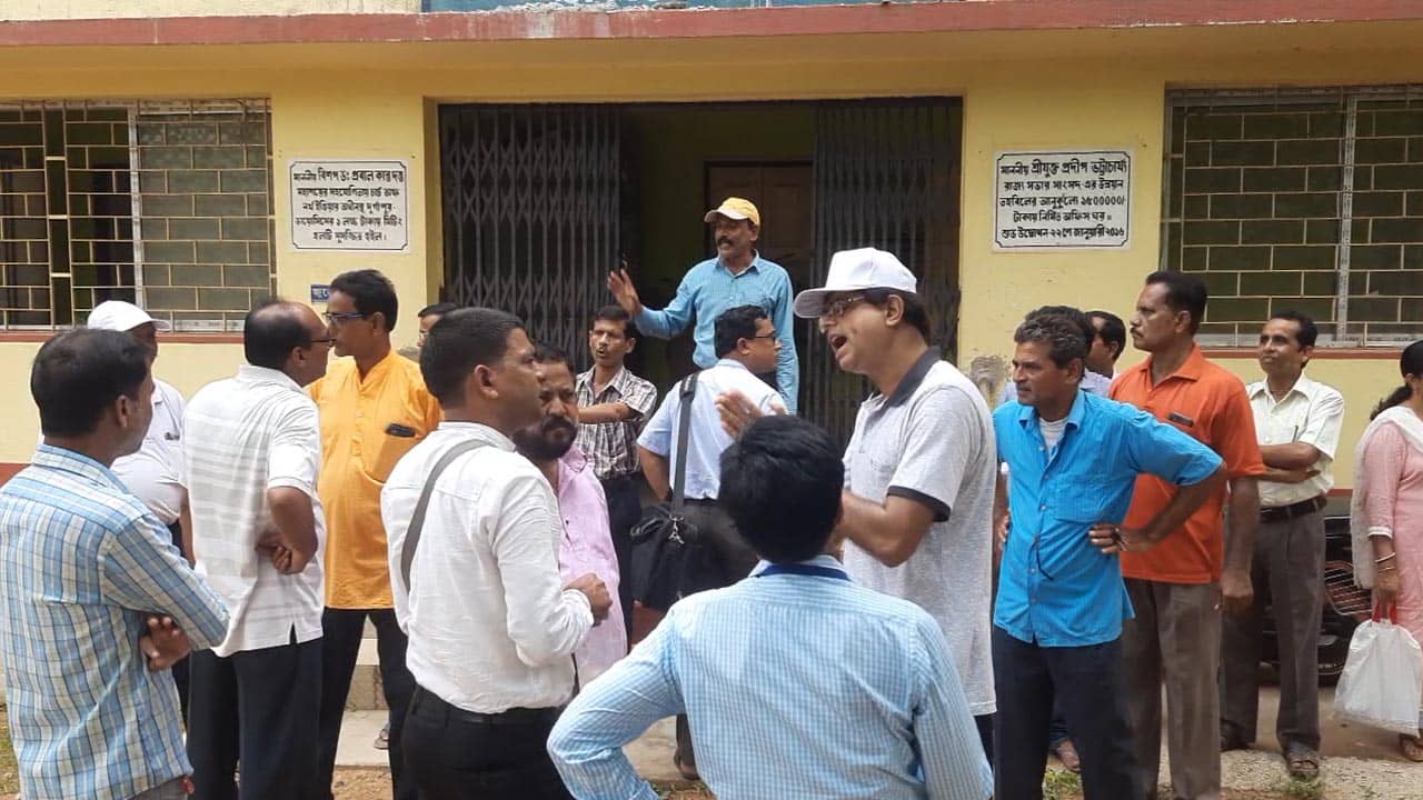 Madhyamik Exam: পর্ষদে পৌঁছল না প্রায় ১০০ ছাত্রীর স্ক্রুটিনির আবেদন, কাঠগড়ায় স্কুল! বিক্ষোভে অভিভাবকরা