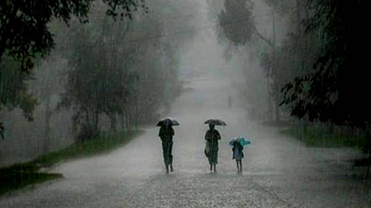 Weather Update: আগামী ৫ দিন বৃষ্টিতে ভাসবে উত্তরবঙ্গ, ৫ জেলায় ভারী থেকে অতিভারী বর্ষণের পূর্বাভাস