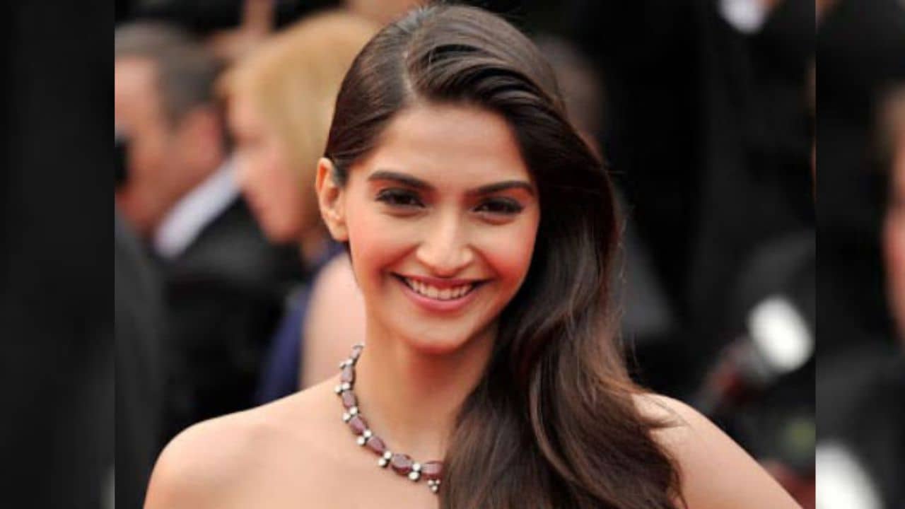 Sonam Kapoor: লন্ডনের রাস্তায় অন্তর্বাস পরে ভ্রমণ সোনমের, দেখাচ্ছেন বেবিবাম্প, প্রকাশ্যে সেই ছবি