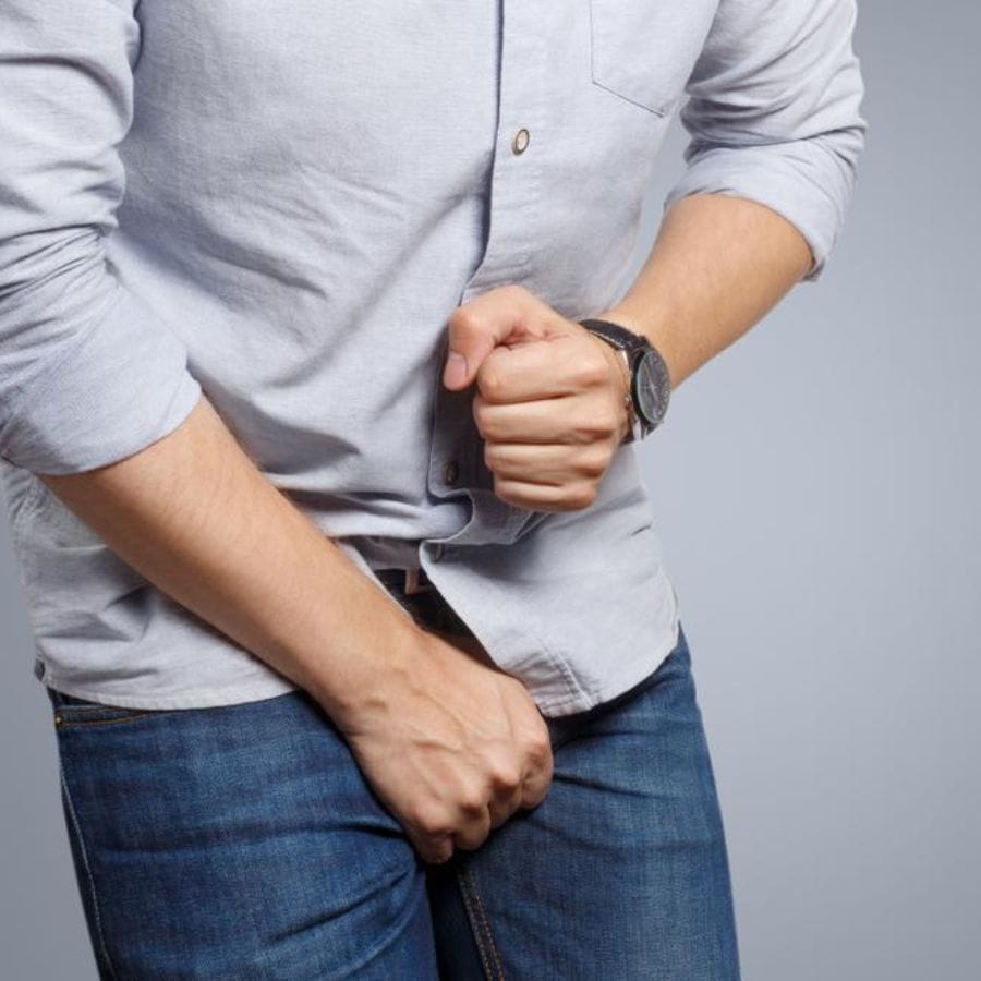 হার্নিয়া একটি পেটের অন্ত্রের রোগ। হার্নিয়া সনাক্ত হয়ে যাওয়ার পরও সময়মত চিকিত্‍সা করাচ্ছেন না! এই অপারেশন তেমন ভয় পাওয়ার মতো নয়, ঠিকই। তবে কষ্টদায়ক। সময়মত চিকিত্‍সা না করালে জীবন নিয়ে টানাটানি পড়ে যেতে পারে। অপারেশনের ভয়ে অমেকেই হার্নিয়ার চিকিত্‍সা না করালে গুরুতর কিছু হতে পারে।