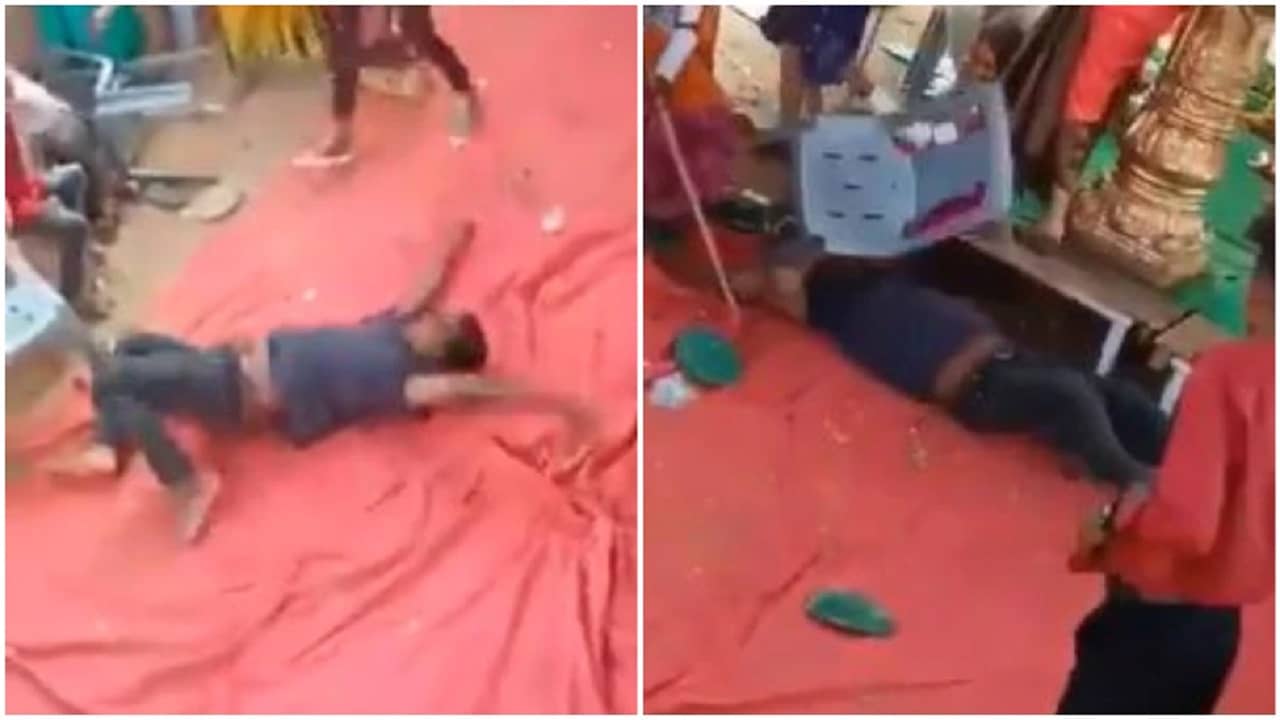Viral Video: নাগিন ডান্সের সে কী কায়দা! নাচের ঠেলায় বিয়েবাড়িতে আমন্ত্রিতরা এক এক করে ছিটকে পড়ে গেলেন