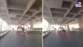 Delhi Accident Viral Video: দিল্লির মাঝ রাস্তাতে ঝগড়া! বাইক চালককে পিষে দেওয়ার চেষ্টা সাদা স্করপিওর, দেখুন ভিডিয়ো Delhi Accident Viral Video: দিল্লির মাঝ রাস্তাতে ঝগড়া! বাইক চালককে পিষে দেওয়ার চেষ্টা সাদা স্করপিওর, দেখুন ভিডিয়ো