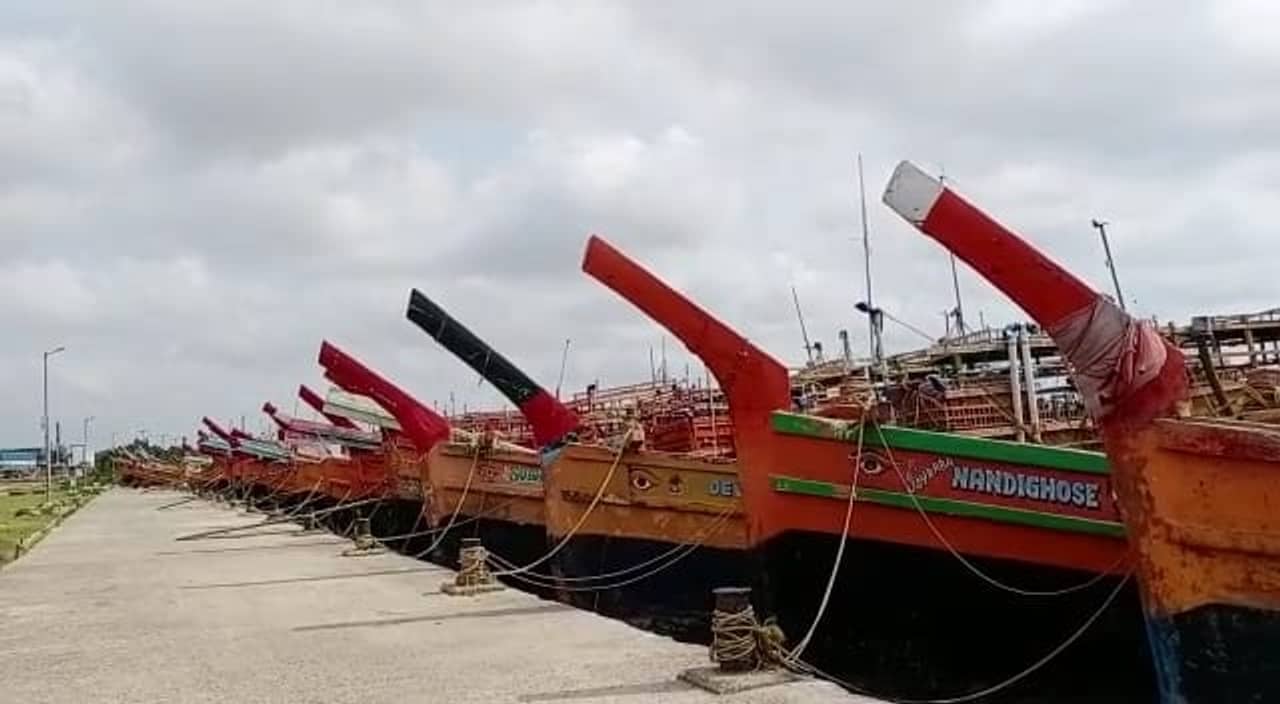 Fishing Trawler: উঠল নিষেধাজ্ঞা, একাধিক নিয়ম মেনে ইলিশের খোঁজে গভীর সমুদ্রে নামবে ট্রলার