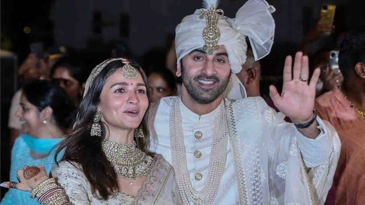 Bollywood News: আরও চমক! কিছুদিনের মধ্যেই সন্তানের নামের ট্যাটু করাতে চলেছেন রণবীর কাপুর