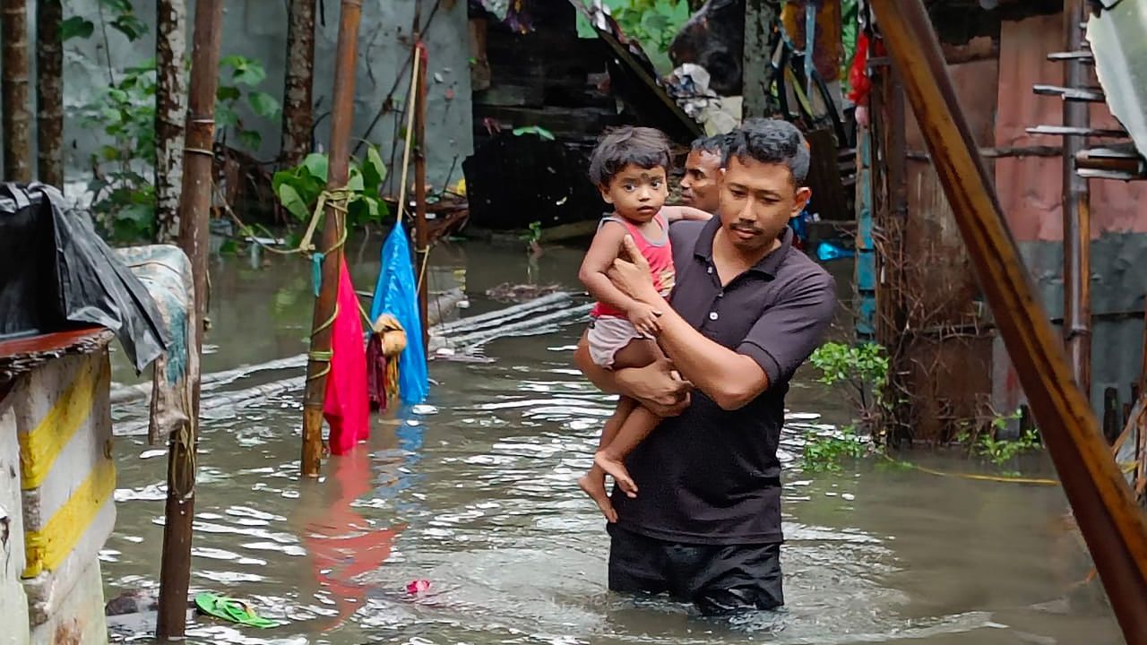 Assam Flood : বন্যায় ডুবেছে হাসপাতাল, খোলা আকাশের নীচে রাস্তাতেই ক্যানসার রোগীকে দেওয়া হচ্ছে কেমোথেরাপি