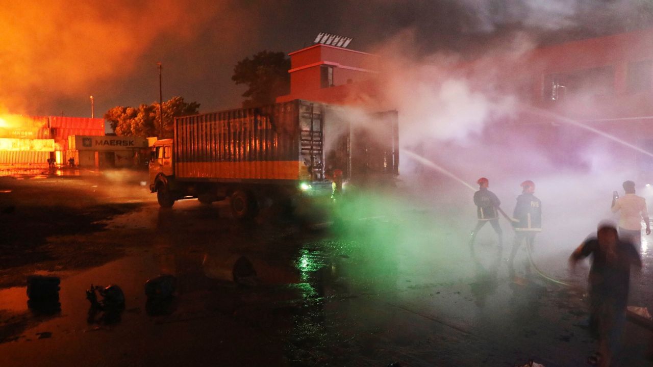 Bangladesh Fire: হাসপাতালের বাইরে শুধু কান্নার রোল, ৩০ ঘণ্টা পরও 'অভিশপ্ত' ডিপো থেকে কুণ্ডলী পাকিয়ে বেরচ্ছে আগুন