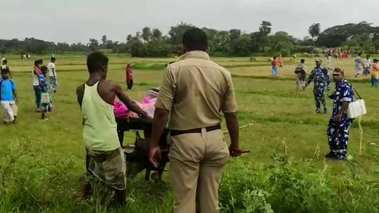 Diamond Harbour: উপুড় হয়ে পড়ে রয়েছেন তরুণী, পাশে ছেলেদের জুতো, কিছু দূরে দলা করা চুল, ছাতা...