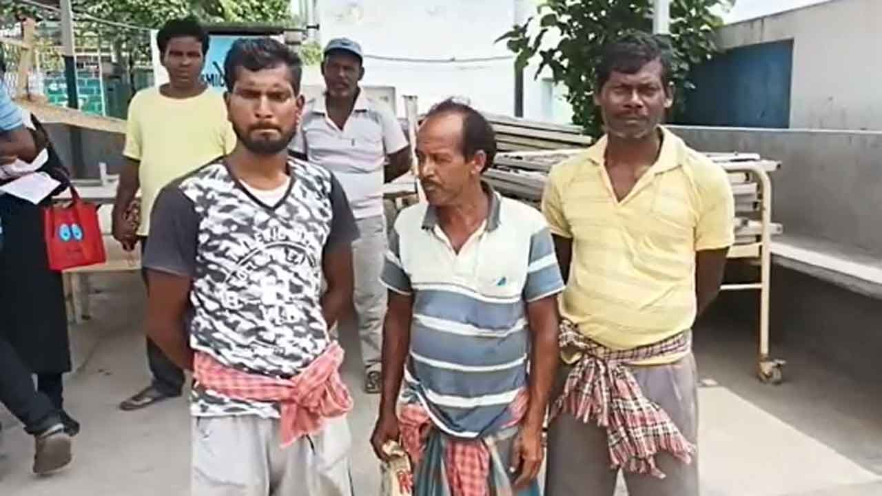 Crime News: দোর দিয়ে স্ত্রীর পাশে গিয়ে শুলেন স্বামী, অন্ধকার ঘর থেকে হঠাৎই গোঙানির শব্দ... দুই ছেলে মেয়ের বাবার এমন কাণ্ডে মুখ চাওয়াচাওয়ি পড়শিদের