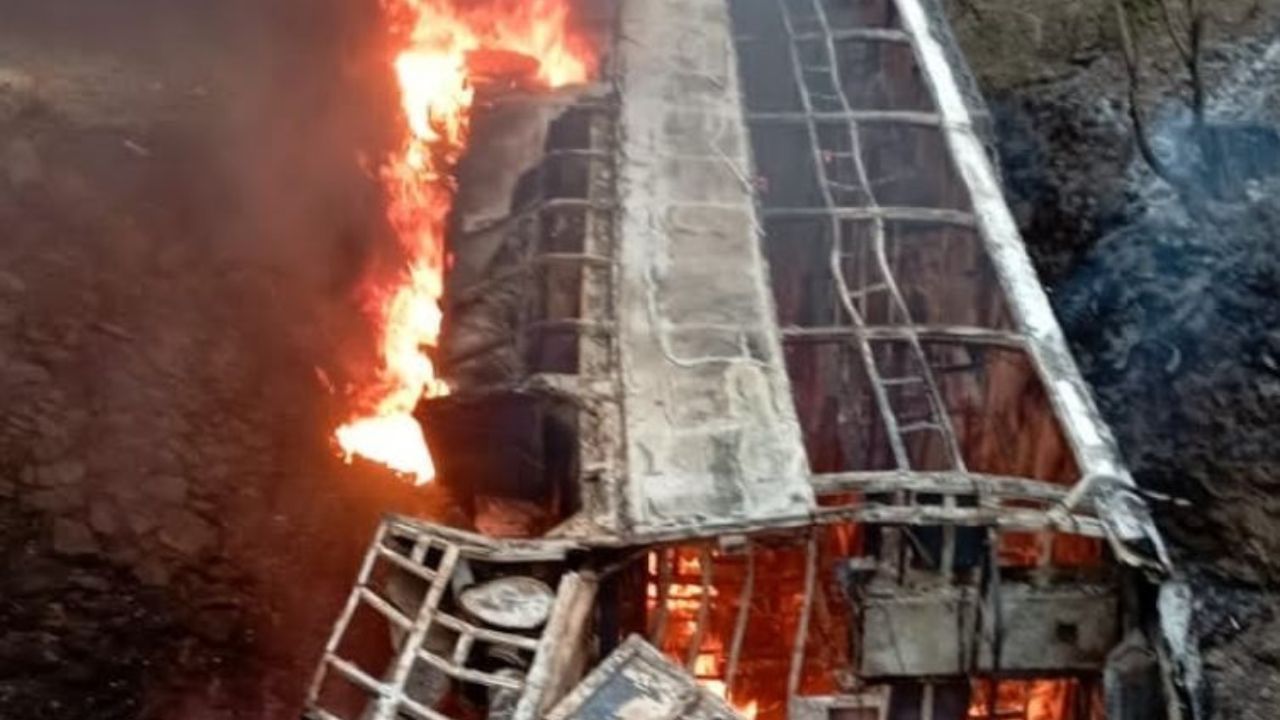 Karnataka Bus Accident: উপায় ছিল না দরজা দিয়ে বেরনোর, বাসের ভিতরেই আগুনে জ্বলে পুড়ে ছাই হয়ে গেল ৭টি প্রাণ