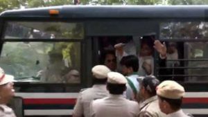 Congress Supporters Detained: ইডি দফতরে হাজিরার আগেই উত্তেজনা, রাহুলের বাড়ির সামনে থেকে আটক কংগ্রেস সমর্থকেরা