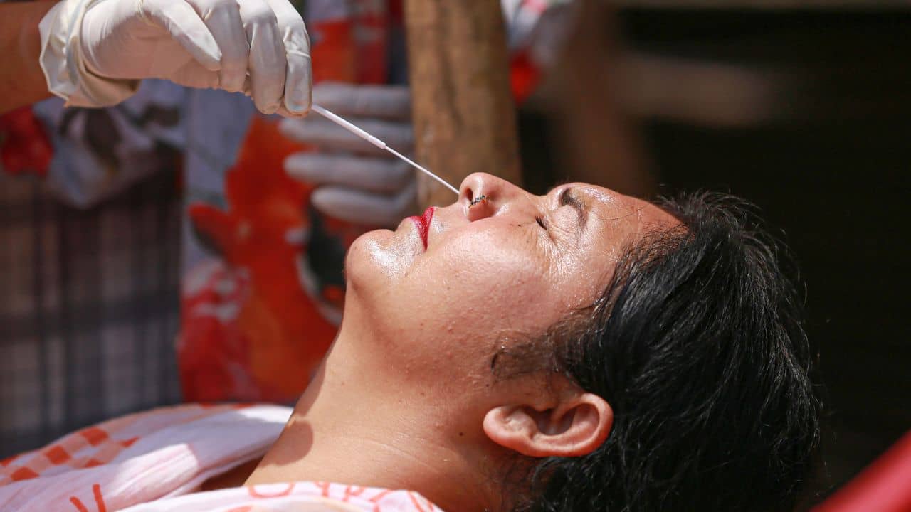 Covid Update: টেস্ট কমে প্রায় অর্ধেক, ভয় ধরাচ্ছে বাংলার পজিটিভিটি রেট