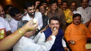 Maharashtra Next CM: সুরাট গেলেই 'আনরিচেবল' হয়ে যেত শিন্ডের ফোন, কবে থেকে উদ্ধবকে সরানোর ছক কষেছিল বিজেপি?