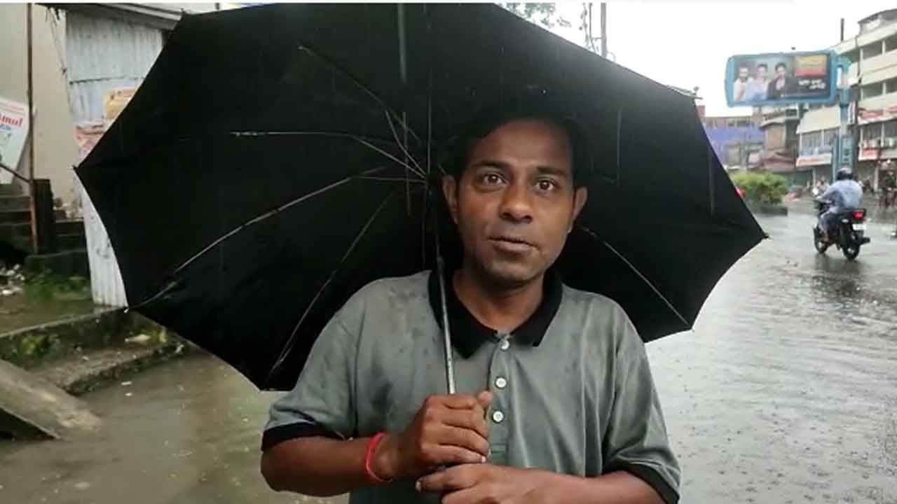Rain in North Bengal: রাতভর বৃষ্টি, জলে ভাসছে ধূপগুড়ি; আজও ভারী বৃষ্টি উত্তরের জেলায় জেলায়