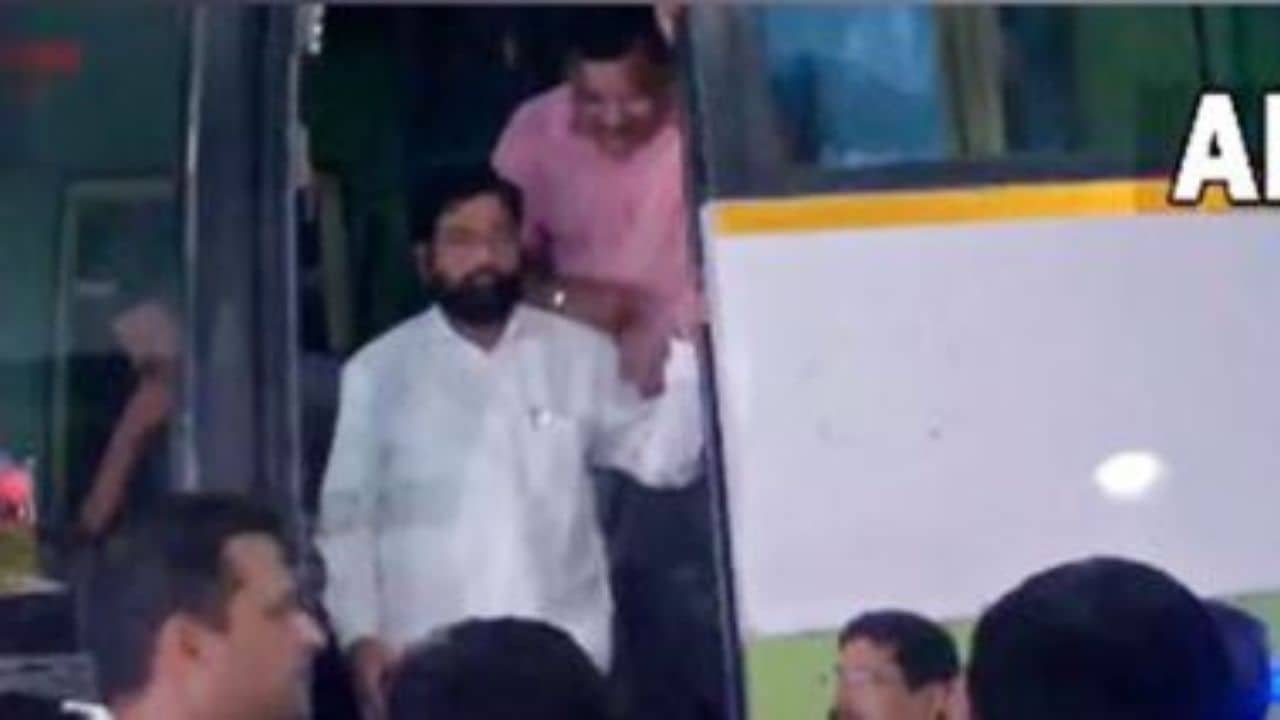 Maharashtra Turmoil: গুজরাট ছেড়ে এবার অসমে ঘাঁটি শিবসেনা বিক্ষুব্ধদের, কী লেখা আছে আগাড়ি সরকারের ভাগ্যে?