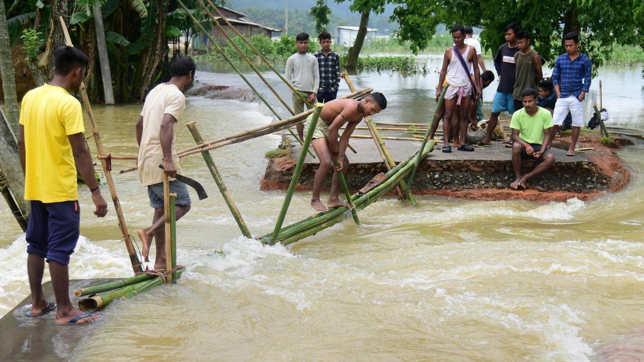 Assam Flood: বৃষ্টি থামার নাম নেই, ভয় ধরাচ্ছে নদীর প্লাবন, গলা সমান জলেই আশ্রয়ের খোঁজে রাজ্যবাসী